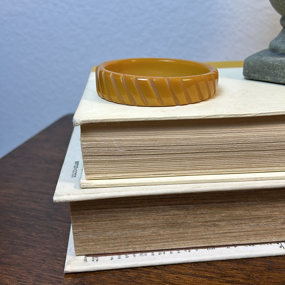 Vintage 1940s Carved Design Tan Caramel Bakelite  Bangle